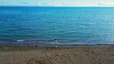 Elinde kamera olan bir adam kendini filme alır ve gölün suyuna doğru koşar. Yaz tatili