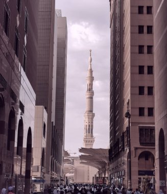 Suudi Arabistan, Medine 'deki Nabawi camisinin girişinde yürüyen Müslüman hacılar.