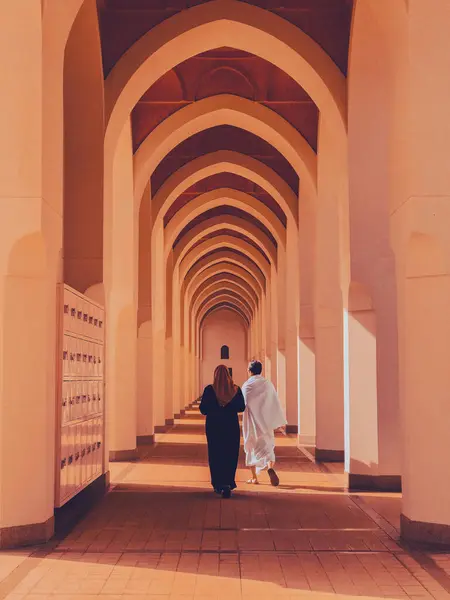 Casal Peregrino Muçulmano Não Identificado Caminha Sob Arcos Simétricos Mesquita Fotografias De Stock Royalty-Free