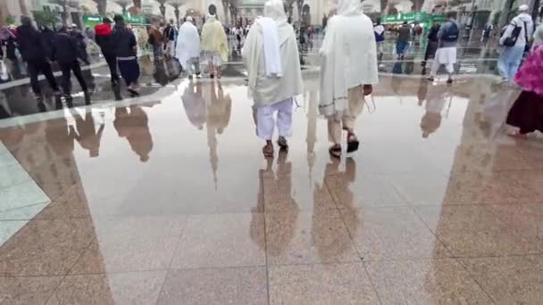Медіна Сауді Арабія Януарі 2023 Відбиття Мусульманської Прогулянки Входу Мечеть — стокове відео