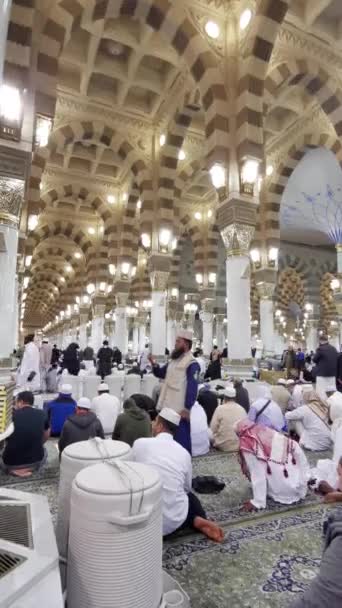 사우디 아라비아 마디나에서 기도를 기다리는 무슬림의 회중과 나바위 모스크의 내부의 — 비디오