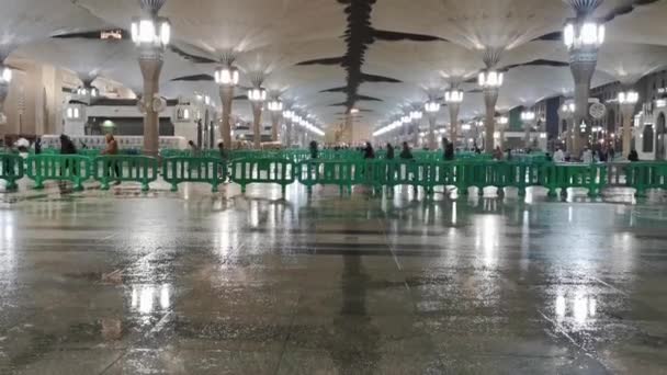 Medina Saudi Arabia January 2023 Panduan Pandangan Muslim Berjalan Pintu — Stok Video