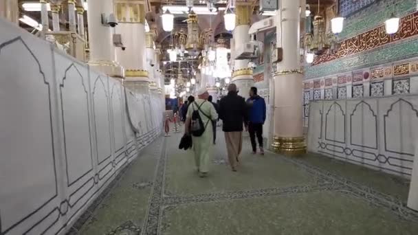 Medina Saudi Arabia Janeiro 2023 Vista Geral Muçulmanos Caminham Dentro — Vídeo de Stock