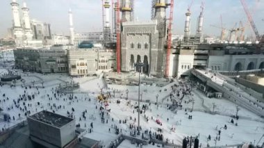 MECCA, SAUDI ARABIA-JANUARY 8, 2023: Suudi Arabistan 'daki Mescid El Haram Camii' nin dışındaki Müslüman hacıların görüntüsü ve görüntüsü. Kutsal Mescid, İslam 'ın en kutsal camisidir..