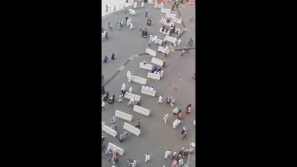 Mecca Saudi Arabia Januari 2023 Verticale Vogelfoto Van Moslimpelgrims Buiten — Stockvideo