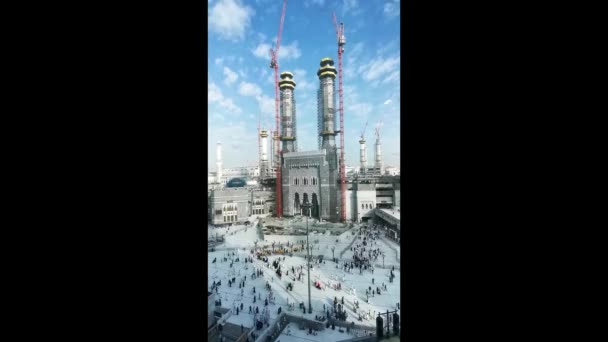 Vista Vertical Olho Pássaro Pan Tiro Peregrinos Muçulmanos Fora Masjid — Vídeo de Stock