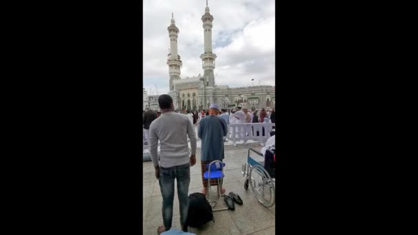Mecca サウジアラビア ジャンナリー6 2023 サウジアラビアのマッカにあるマスジド アルハラム モスク郊外のムスリム巡礼者の垂直撮影 ハラム モスクはイスラム教で最も聖なるモスクです — ストック動画