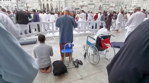 Mecca Saudi Arabia Styczeń 2023 Zdjęcie Muzułmańskich Pielgrzymów Przed Meczetem — Wideo stockowe