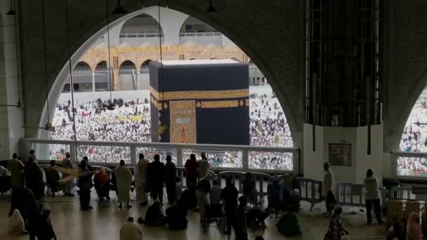 Mecca サウジアラビア ジャンナリー10 2023 サウジアラビアのマッカにあるマスジド ハラム モスクの中のカバを見ているムスリム巡礼者のシルエット ハラム モスクはイスラム教で最も聖なるモスクです — ストック動画