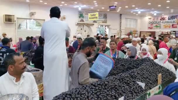 Medina Arabia Saudita Mayo 2023 Hombre Vende Fechas Mercado Alimentos — Vídeos de Stock