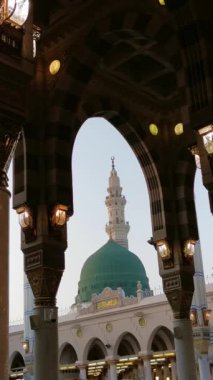 El Madinah, Suudi Arabistan 'daki Nabawi camiinin yeşil kubbesi ve mozaik desenli kemerleri.. 