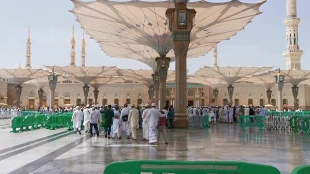 Medina Saudi Arabia May 2023 Μουσουλμάνοι Προσκυνητές Κάνουν Ουρά Για — Αρχείο Βίντεο