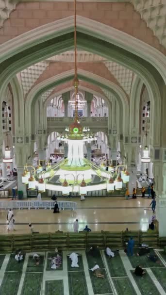 沙特阿拉伯 伊斯坦布尔 2023年6月2日 位于沙特阿拉伯圣城清真寺内的 Ihram 朝圣者垂直顶视图 伊赫兰 的衣服由两件未加麻布的白色衣服组成 — 图库视频影像