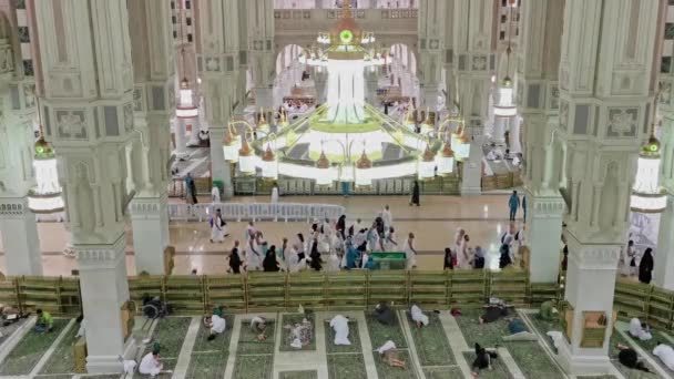 サウジアラビアのKingdom June 2023 サウジアラビアのマッカにあるアルハラム モスクの中に の服を巡礼する巡礼者の静的な見解 アラム の服は 無数の白い服で構成されています — ストック動画