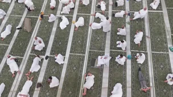 サウジアラビアのKingdom June 2023 サウジアラビアのマッカにあるアル ハラム モスクの中に の服を巡礼者の姿を見せてくれます アラム の服は 無数の白い服で構成されています — ストック動画