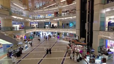 MECCA, SAUDI ARABIA KINGDOM (KSA) - 12 Haziran 2023: Zamzam Kulesi 'nin veya Suudi Arabistan Krallığı' ndaki Masjidil Haram 'ın hemen dışında yer alan Burç El Riyad alışveriş kompleksinin içini görüntüle.