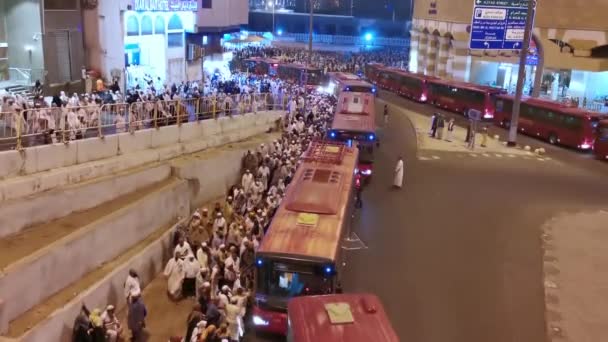 サウジアラビアのKingdom June 2023 サウジアラビアのマッカのホテルに戻るために輸送のためにパキスタンからのムスリム巡礼者の静的な見解 — ストック動画