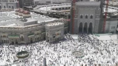 Müslüman hacıların Makkah, Suudi Arabistan 'daki Kral Abdul Aziz kapısından Mescidi Haram' dan çıkışına kuş bakışı bakıyorlar. Kutsal Mescid, İslam 'ın en kutsal camisidir.
