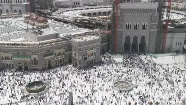 Высоты Птичьего Полета Мусульманские Паломники Покидают Мечеть Аль Харам Через — стоковое видео