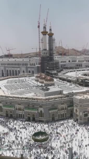Pan Prawy Strzał Muzułmańskich Pielgrzymów Przed Meczetem Masjid Haram Mekce — Wideo stockowe