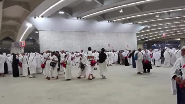 サウジアラビアのKingdom サウジアラビア Ksa 2023年6月28日 サウジアラビアのミナの柱の一つで悪魔の儀式を石打ちする白い ハイラム の布の巡礼者 — ストック動画