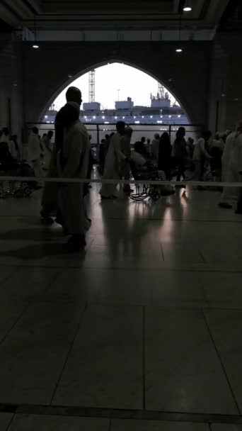 サウジアラビアのKingdom Ksa July 2023 サウジアラビアのマッカのアル ハラム モスクの1階でカバ ワタフ を巡礼するイスラム教徒の巡礼者の垂直なシルエット — ストック動画