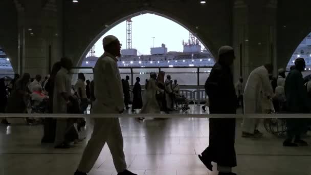 サウジアラビアのKingdom Ksa July 2023 サウジアラビアのマッカのアル ハラム モスクの1階でカバ ワタフ を巡礼するイスラム教徒のシルエット — ストック動画