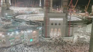 MECCA, SAUDI ARABIA-1 Temmuz 2023 KINGDOM: Müslüman hacıların Mescidi Haram Camii 'nden çıkışları Kral Abdül Aziz' in Makkah, Suudi Arabistan 'daki kapısı. Kutsal Mescid, İslam 'ın en kutsal camisidir.