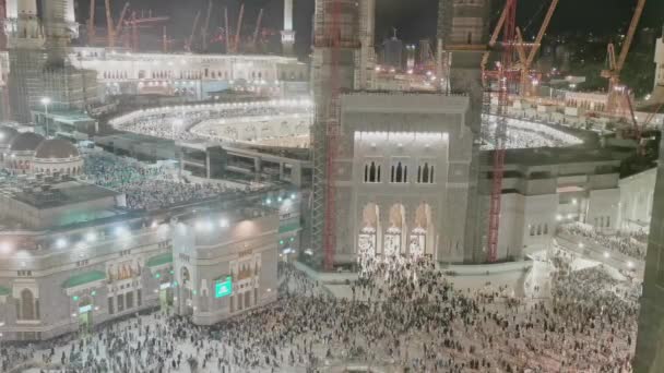 沙乌地阿拉伯亚 朱利1 2023年 鸟瞰穆斯林朝圣者经沙特阿拉伯麦加阿卜杜勒 阿齐兹国王城门离开清真寺 圣地清真寺是伊斯兰教中最神圣的清真寺 — 图库视频影像