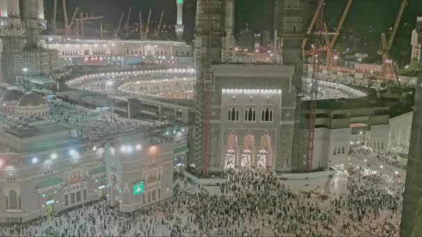 バードのイスラム教徒巡礼者の視点は サウジアラビアのマッカのキング アブドゥル アジズ門を通ってモスク ハラム モスクを出る ハラム モスクはイスラム教で最も聖なるモスクです — ストック動画