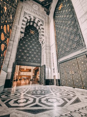 MECCA, SAUDI ARABIA-HAZİRAN 'IN KINGDOM 1 Haziran 2023: Müslüman hacılar Suudi Arabistan' ın Makkah kentindeki yeni Kral Abdullah uzantısında dev bir kapının altından yürüyorlar. Yeni uzantının USD30 milyar dolara mal olması bekleniyor.