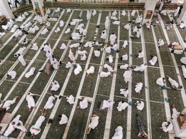 MECCA, SAUDI ARABIA 'NIN KINGDOM - 2 Haziran 2023:' İhram 'giysileri içindeki hacıların en üst görünümü Suudi Arabistan' ın El Haram Camii 'nde yatıyor. 'Hram' giysileri iki el değmemiş beyaz elbiseden oluşur..