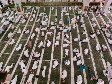 MECCA, SAUDI ARABIA 'NIN KINGDOM - 2 Haziran 2023:' İhram 'giysileri içindeki hacıların en üst görünümü Suudi Arabistan' ın El Haram Camii 'nde yatıyor. 'Hram' giysileri iki el değmemiş beyaz elbiseden oluşur..