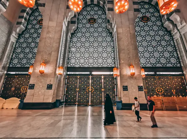 Mecca Królestwo Saudi Arabia Czerwiec 2023 Muzułmańska Rodzina Pielgrzymów Spaceruje Zdjęcia Stockowe bez tantiem