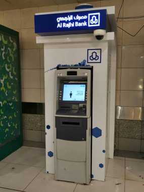 MECCA, SAUDI ARABIA-HAZİRAN 'IN KINGDOM 4, 2023: El Rajhi otomatik veznedar (ATM) büfesi, Makkah, Suudi Arabistan' daki Abraj Al Yem Kulesi.