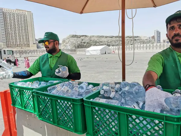 Mecca Βασιλειο Τησ Σαουδησ Αραβια Ιουνιου 2023 Εργαζόμενοι Διανέμουν Κρύα Royalty Free Φωτογραφίες Αρχείου