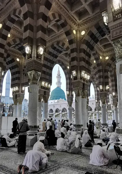 Medina Saudi Arabia May 2023 Μουσουλμάνοι Προσκυνητές Προσεύχονται Κάτω Από Εικόνα Αρχείου
