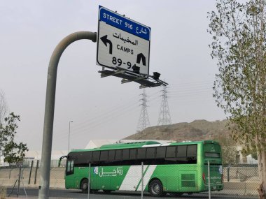 ARAFAT, MINA, SAUDI ARABIA 'NIN 26 Haziran 2023: Suudi Arabistan Krallığı, Mina, Mekke' deki Arafat Ovası 'ndaki Müslüman hacıları özel olarak kiralanmış otobüslerle kamplarına taşırlar..