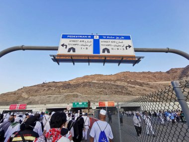 29 Haziran 2023 - MINA, KINGDOM of SAUDI ARABIA (KSA): Asyalı hacılar çoğunlukla Endonezyalılar ve Malezyalılar Mina, Suudi Arabistan 'daki şeytanları (jamarat) taşlamaya başladılar.