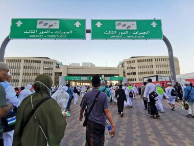 29 Haziran 2023 - MINA, KINGDOM of SAUDI ARABIA (KSA): Asyalı hacılar çoğunlukla Endonezyalılar ve Malezyalılar Mina, Suudi Arabistan 'daki şeytanları (jamarat) taşlamaya başladılar.