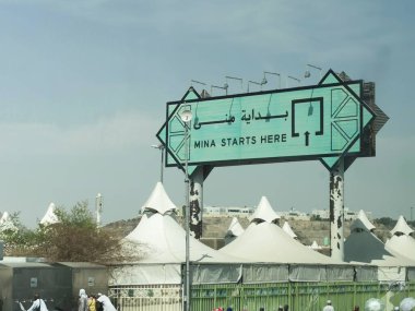 MINA, SAUDI ARABIA 'NIN KINDOM (KSA) - 30 Haziran 2023: Mina Hacı hacılar için Mina sade alanının başlangıcını resmeden tabela burada başlıyor.
