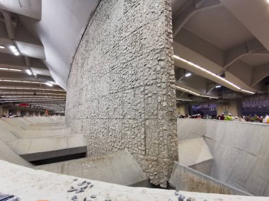 MINA, SAUDI ARABIA KINGDOM (KSA) - 30 Haziran 2023: Müslüman hacılar Mina, Suudi Arabistan 'daki kaya sütunlarından birinde (jamarat veya jamarah) taşlama şeytan ayini gerçekleştirdiler.