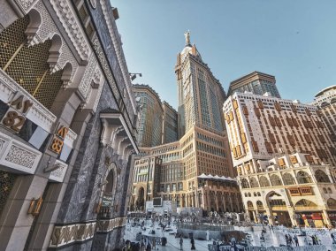 MECCA, SAUDI ARABIA KINGDOM (KSA) - 6 Haziran 2023: Abraj Al Bait Zamzam Tower (ortada) ve Makkah Hotel (sağda) Makkah, Suudi Arabistan.