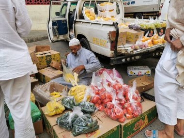 MECCA, SAUDI ARABIA 'NIN KINGDOM (KSA) - 7 Haziran 2023: Tanımlanamayan adam Makkah, Suudi Arabistan' daki Müslüman hacılara taze ürün satıyor.