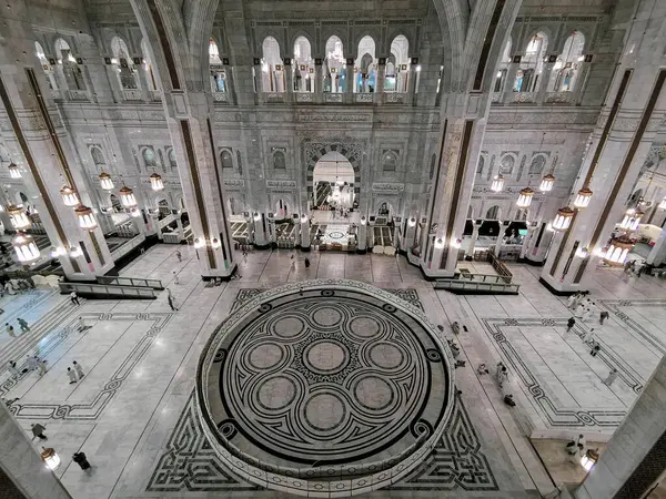 stock image Birds eye top interior view of expansive and intricately designed of the new King Abdullah extension with geometric Islamic art patterns in Makkah, SArabia