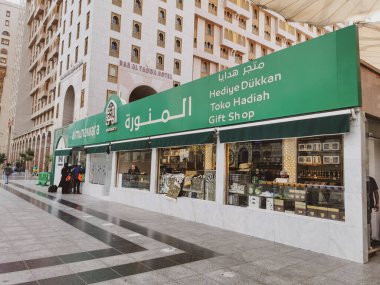 MEDINA, SAUDI ARABIA KINDOM (KSA) -24 Mayıs 2023: El Nabawi camiinin ana giriş kapısının hemen dışındaki Almunawara hediyelik eşya dükkanı, Suudi Arabistan.