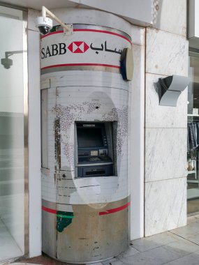 MEDINA, SAUDI ARABIA 'NIN KINDOM (KSA) - 26 Mayıs 2023: Suudi Arabistan İngiliz Bankası SABB Suudi ATM para makinesi Nabawi camisinin hemen dışında, Al Madinah' da. Banka 1978 'de kuruldu..
