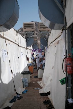 MINA, SAUDI ARABIA 'NIN KINDOM (KSA) -29 Haziran 2023: Mina, Suudi Arabistan' daki hacılar için konaklama çadırı genel görünümü.
