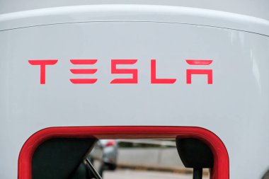 KUANTAN, PAHANG, MALAYSIA - 21 Haziran 2024: Kuantan İl Meclisi yakınlarındaki 4 Tesla süperşarjöründen biri. Düşük talep nedeniyle küresel elektrikli araçlar (EV) satışları düşüşe geçti.