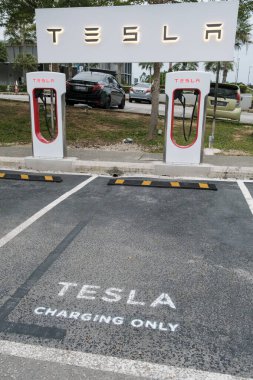 KUANTAN, PAHANG, MALAYSIA - 21 Haziran 2024: Kuantan İl Meclisi yakınlarındaki 4 Tesla süperşarjöründen ikisi. Düşük talep nedeniyle küresel elektrikli araçlar (EV) satışları düşüşe geçti.